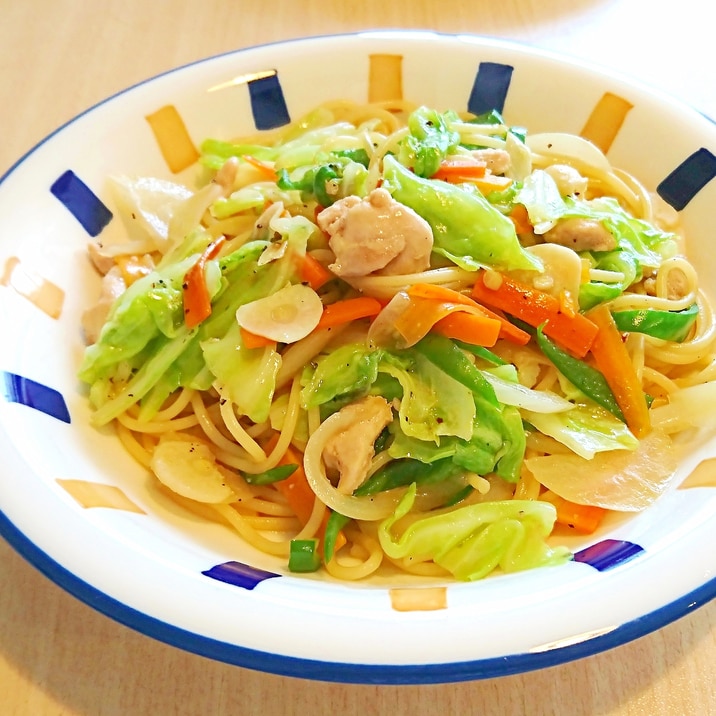 たっぷり野菜と鶏肉のコンソメパスタ